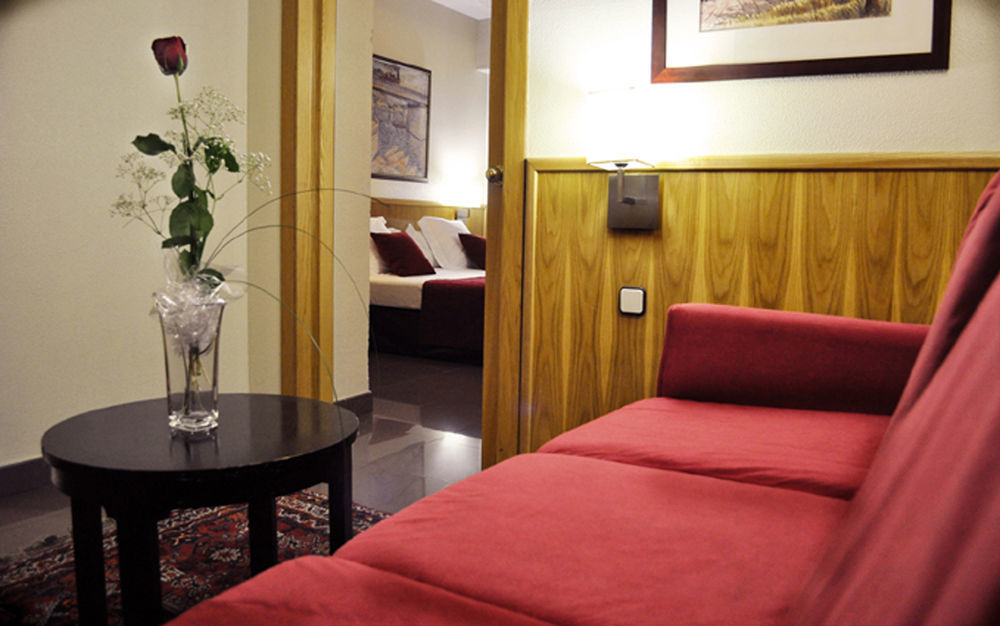 Catalonia Giralda Hotel 4*