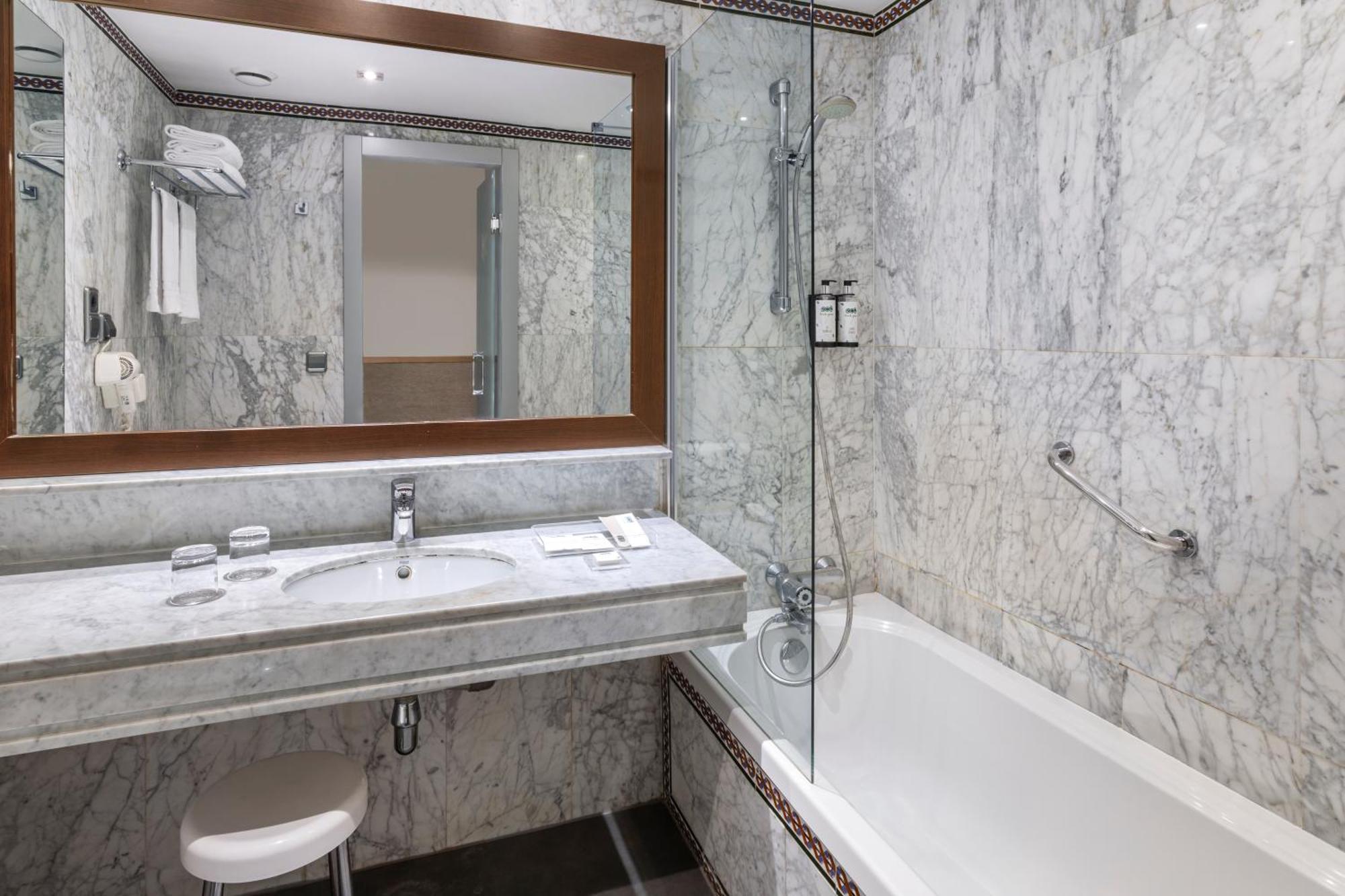 Hotel Catalonia Giralda 4*