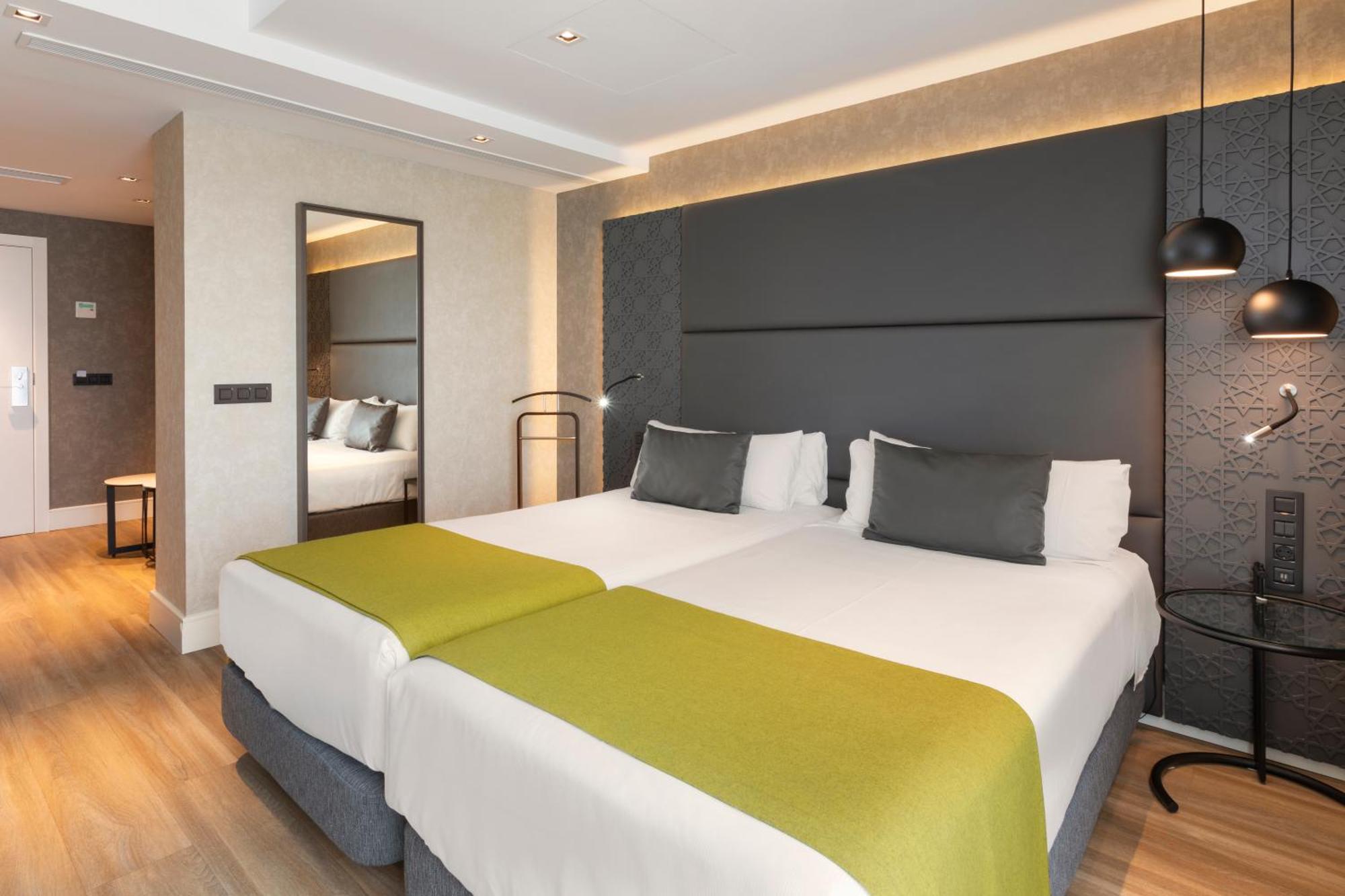 Hotel Catalonia Giralda 4*