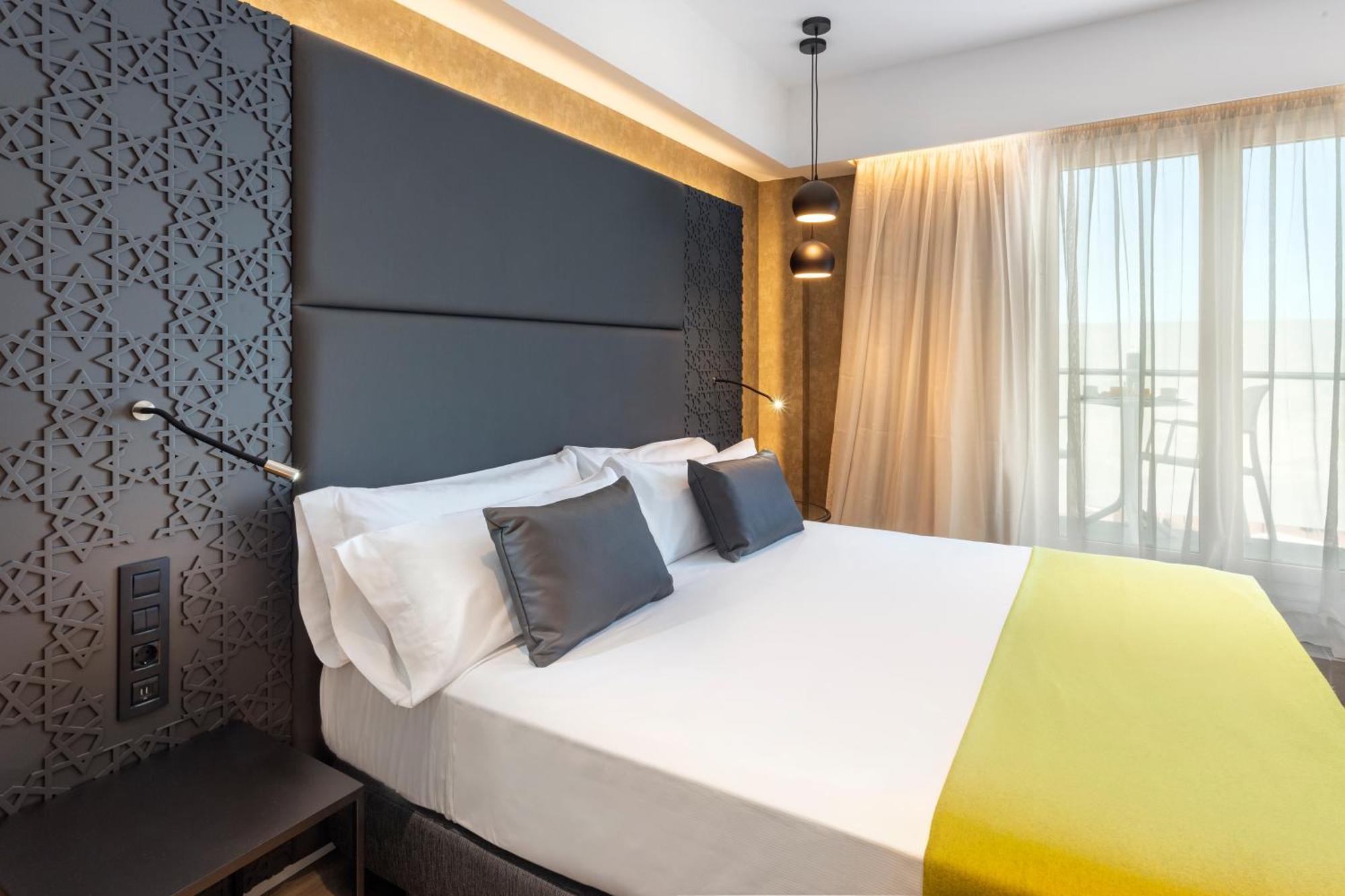 Catalonia Giralda Hotel 4*