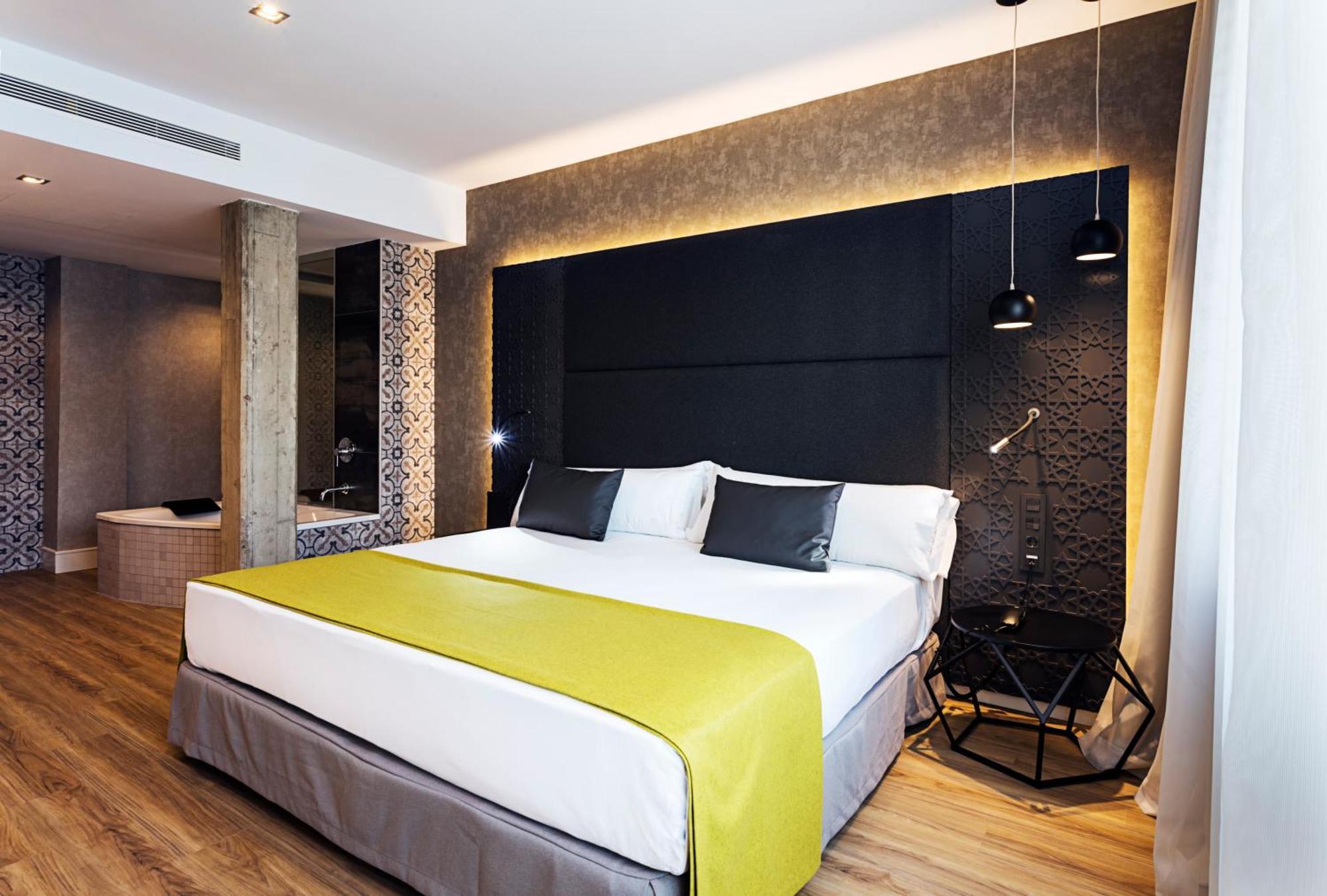 Catalonia Giralda Hotel 4*