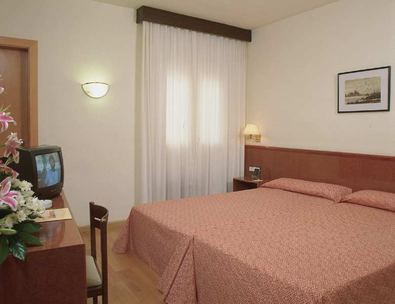 Hotel Catalonia Giralda 4*